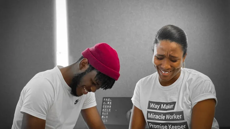 Duas pessoas em uma conversa de mentoria focada, uma inclinada para frente com atenção, um caderno sobre a mesa entre elas