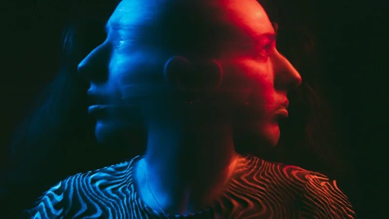 Uma mãe e seu bebê em uma interação calorosa cara a cara, trocando expressões, luz natural suave — representa a sintonia emocional e o engajamento recíproco no paradigma da face inexpressiva