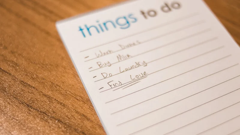 Uma carta escrita à mão sobre uma mesa de madeira ao lado de uma xícara de café, luz da manhã entrando pela janela