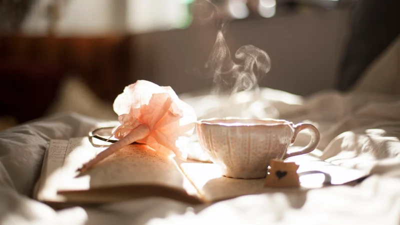 escrivaninha minimalista pela manhã com um diário e uma xícara de café ao lado da janela com luz natural suave — sem telas, sem dispositivos