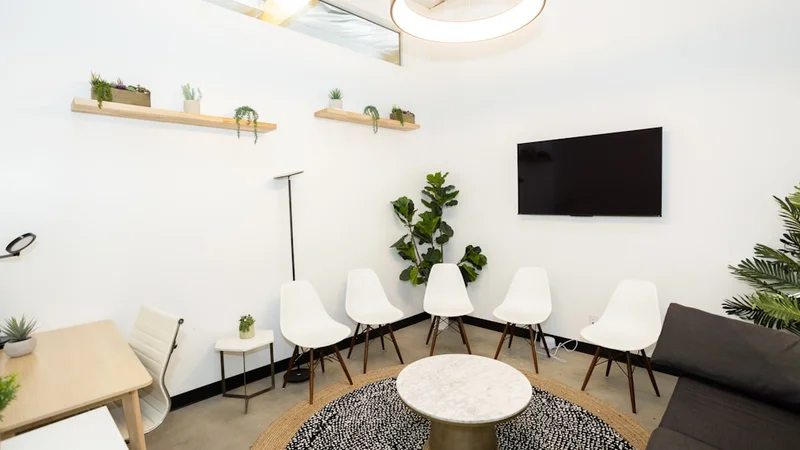 Uma pessoa sentada em um espaço de trabalho bem organizado e intencionalmente projetado, com mínimas distrações e uma mesa limpa
