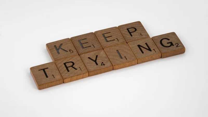 visual dividido — esquerda mostra uma pessoa correndo com esforço em círculos, direita mostra a mesma pessoa caminhando em linha reta em direção a um horizonte claro