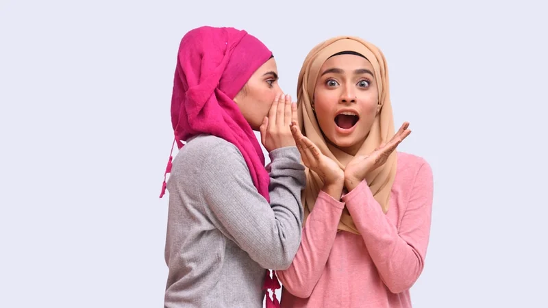 Pessoa numa cafeteria olhando o celular com expressão pensativa e levemente inquieta