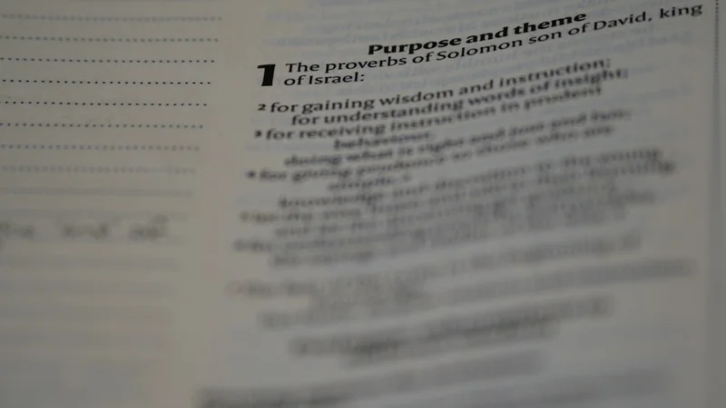 Uma mulher sentada em um café de São Paulo, escrevendo em um caderno com um café na mesa