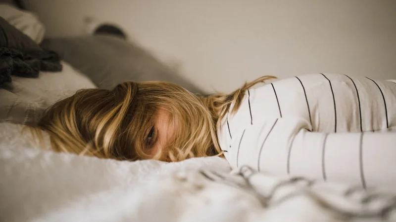 Pessoa de pé sob a luz dourada da manhã nos primeiros 30 minutos após acordar, sem celular, segurando um café, ao ar livre ou perto de uma janela aberta, expressão tranquila e decidida